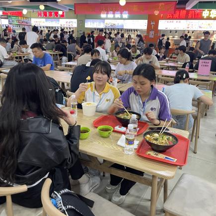 學生於海南大學食堂內享用午餐。