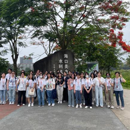 學生於海口美舍河鳳翔濕地公園拍大合照。