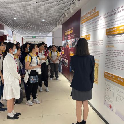 海南楓葉國際學校學生向香港學生講解學校特色。