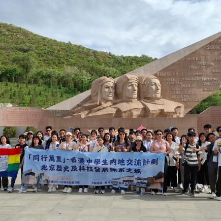 學生於中國航空博物館拍大合照。