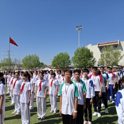 学生参访北京师范大学附属第一分校，与该校师生一同参与升旗仪式。