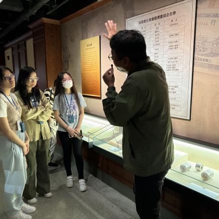 学生参访上海市银行博物馆，了解中国百年金融风云及其在全球发展的地位。