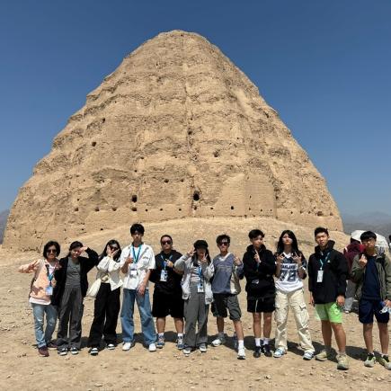 師生於西夏王陵遺址區留影。