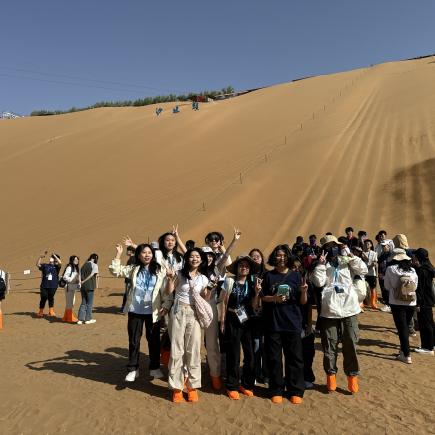 学生参访沙波头景区，领会治沙工程的智能。