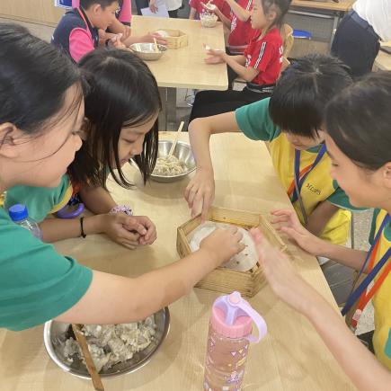 学生体验广式点心制作，认识广州的饮食文化。