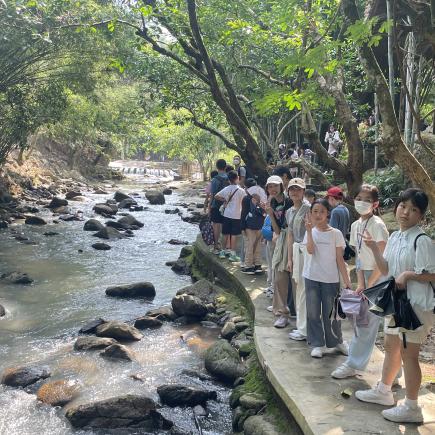 学生参观七溪地，观赏七溪地的自然地貌及人文景观，思考保护环境的重要性。