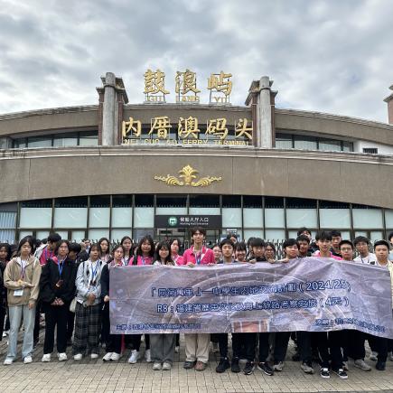 学生参访鼓浪屿，欣赏厦门岛外景色及建筑风格。