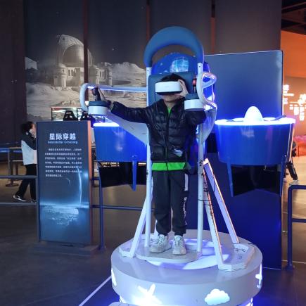 学生进行星际穿越虚拟实景体验。