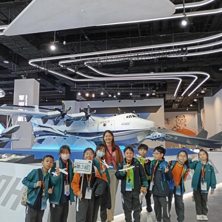 师生参观航空展厅，认识各类型飞行器，并与军用飞机留影。
