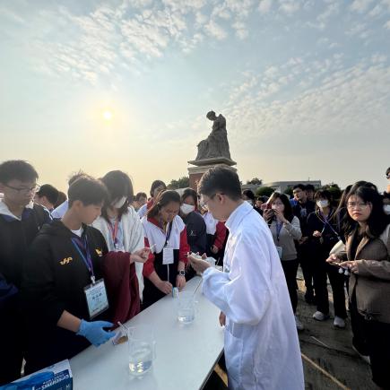 學生參訪東深供水工程紀念園，在互動環節親身嘗試簡單水質測試。