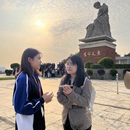 學生於東深供水工程紀念園接受採訪。