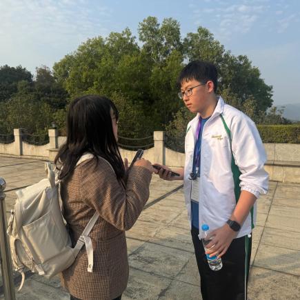 學生於東深供水工程紀念園接受採訪。