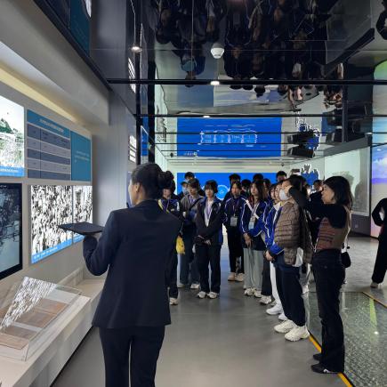 學生於粵海水務展覽廳，認識東深供水工程的興建緣由、建設歷程、工程現狀及管理保護等。