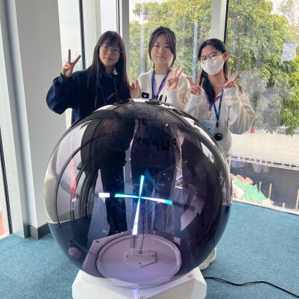 學生於粵海水務展覽廳，認識東深供水工程的興建緣由、建設歷程、工程現狀及管理保護等。