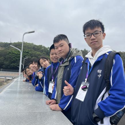 學生於深圳水庫了解供港東江水質監控系統，並欣賞無人機展示。