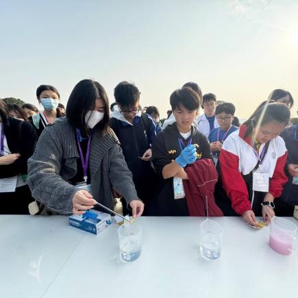 學生在水質測試環節中，了解供港東江水水質符合高標準，以及國家在保障水質方面的嚴謹和努力。