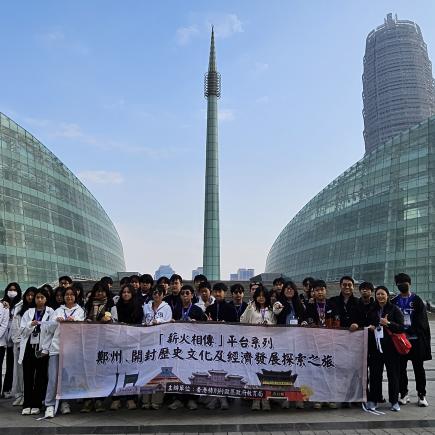 學生在鄭東新區，欣賞由國際競標打造的城市。