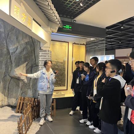 學生於廣東中醫藥博物館，認識中藥起源歷史、甲骨文與醫藥、最早的醫學著作、常用中藥材分類、針灸技術等。