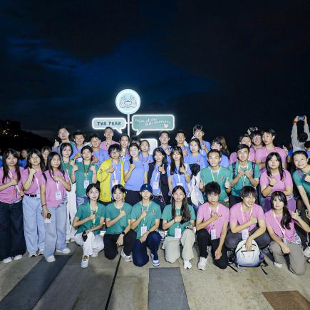 學生專心了解涼茶的歷史，進行成份辨析的小遊戲。