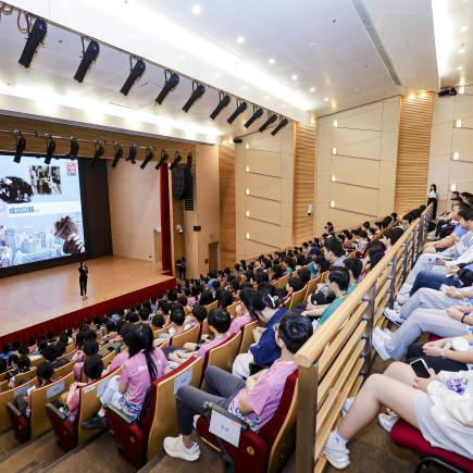 師生遊畢香港太平山頂後，於維港夜景前合照留念。