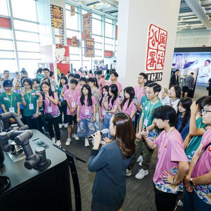 師生參與香港廉政公署的講座。了解香港廉政公署在維護廉潔、誠信、法治及公平的相關工作。