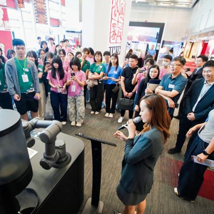 嘉賓及師生正聆聽香港廉政公署負責人員的講解。