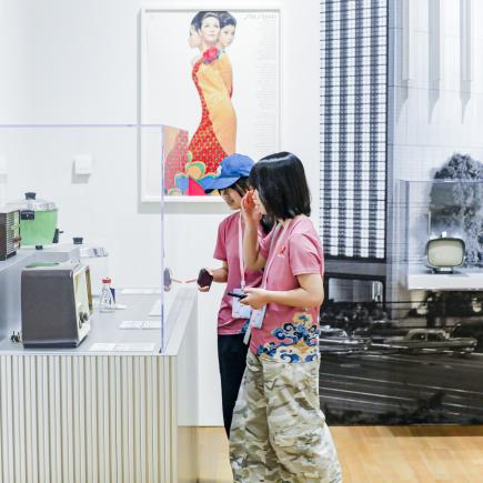 學生正在欣賞香港M+博物館的藏品。