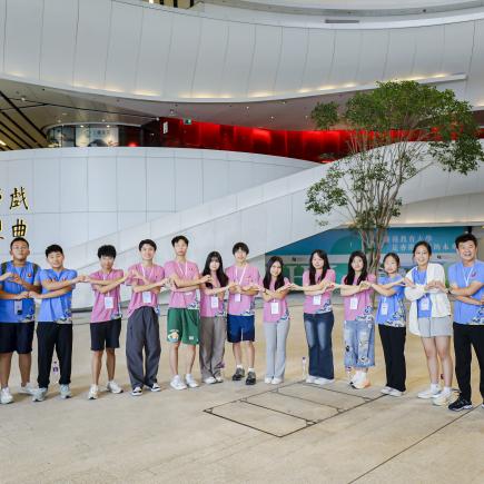 師生在觀看茶館劇場前，先在香港戲曲中心留影。