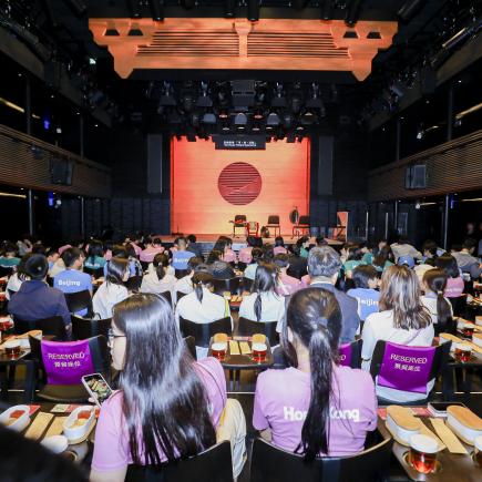 眾人對茶館劇場的陳設感到好奇，雀躍地等候粵劇表演的開始。