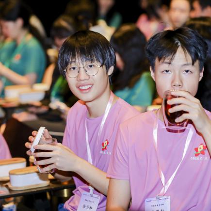 在等待表演節目開始時，先品嚐劇場準備的茶點，體會中國傳統文化。