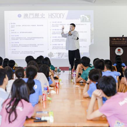 師生在澳門大學參加國情講座，深入了解國家及澳門的歷史及發展進情。