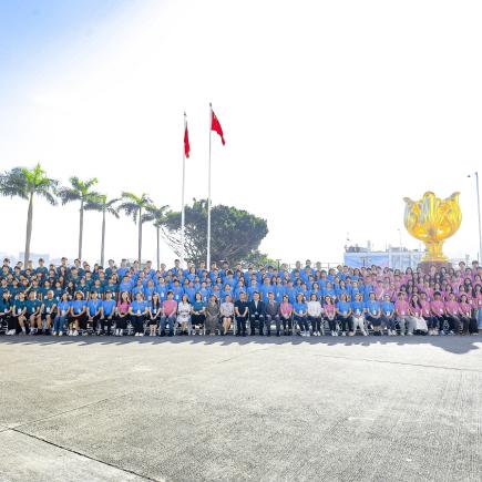 學生參與於香港金紫荊廣場舉行的升旗儀式，並於廣場留影。