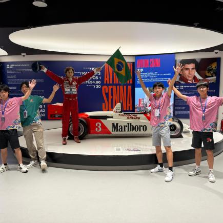 學生在澳門大賽車博物館體驗模擬駕駛。