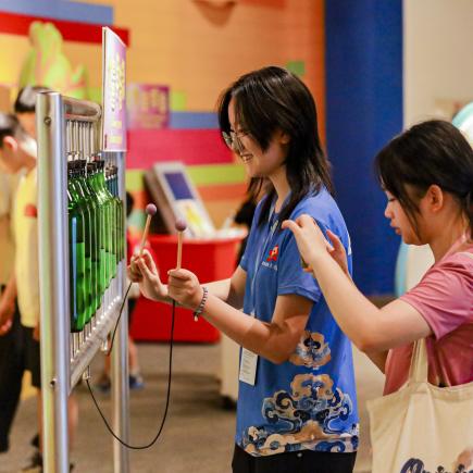 學生在澳門科學館體驗館內設施，了解科學原理。