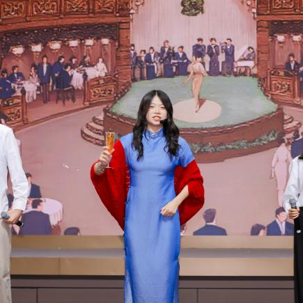 學生在閉營儀式表演話劇，重演香港市民為抗日貢獻的情境。