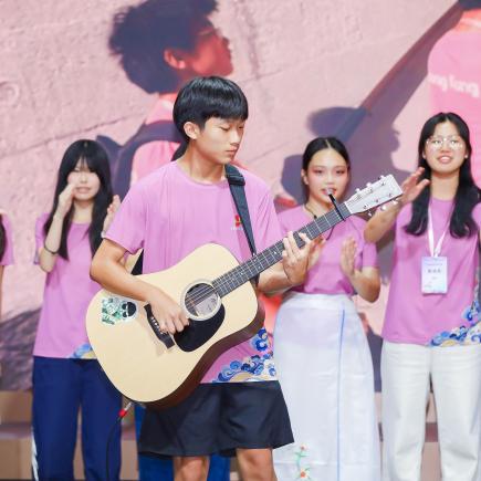 學生在閉營儀式表演話劇，劇目結合粵劇、樂器表演、戲劇和歌唱等元素。