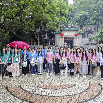 師生參觀媽閣廟，了解媽祖文化，其後合照留念。