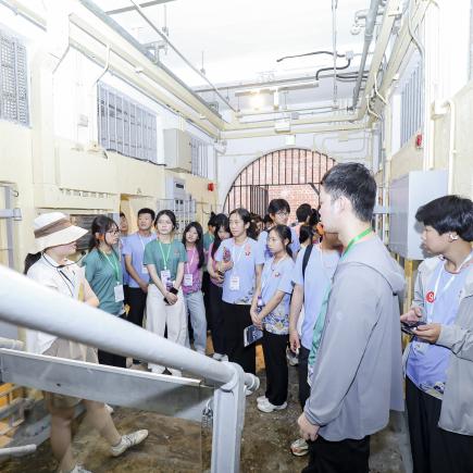 學生在香港大館邊參觀邊聆聽導賞員講解。