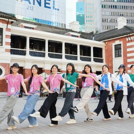 三地師生一起參觀香港大館，並在活化後的法定古蹟&mdash; &mdash;前警察總部大樓前留影。
