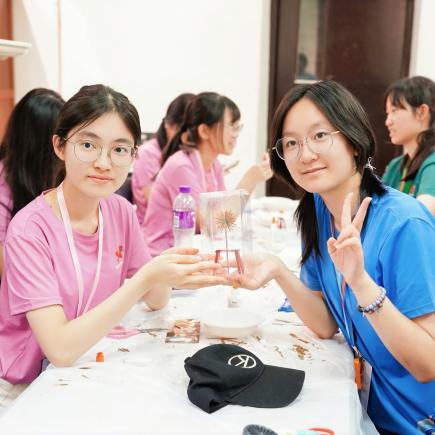 學生與合作而成的作品合影，記錄見證友誼的瞬間。