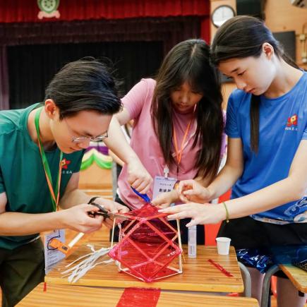 三地學生攜手紮作花燈，作品漸見雛形。