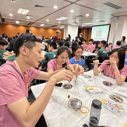 師生一起製作涼茶包，傳承傳統手藝。