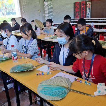 學生發揮創意，在親手敲製的葵扇上繪畫。
