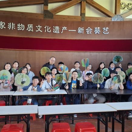 學生認真地完成了獨一無二的葵扇，高興地與同伴分享成果。