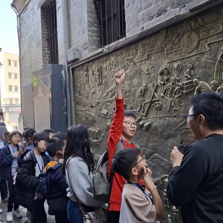 學生於啟明里表現投入，積極發問。