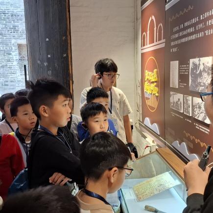 學生參訪啟明里，對珍貴的僑批文物深感興趣。