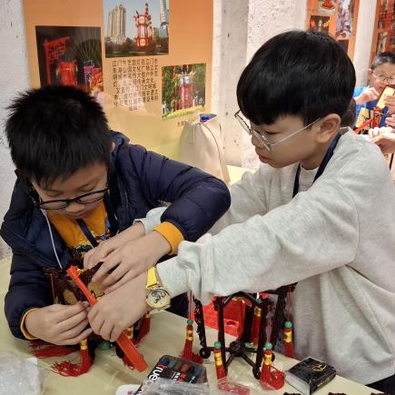 學生發揮合作精神，把繪製好的燈片組裝起來。