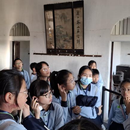 學生於開平碉樓，仔細聆聽導賞員的講解，了解更多僑鄉的歷史。