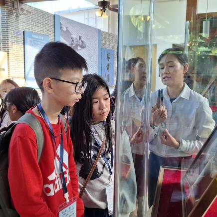 學生於葵樹博覽園認真地欣賞珍貴的展藏，了解由採葵到製成成品，需要經過曬、剪、焙、削、縫合、烙畫等多道工序，每一把葵扇都是心血之作。