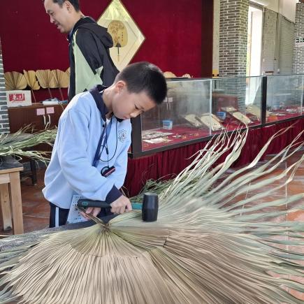 通過親身「敲葵扇」，學生體驗到葵藝製作的不易，進一步加深對中國傳統美學的認識。
